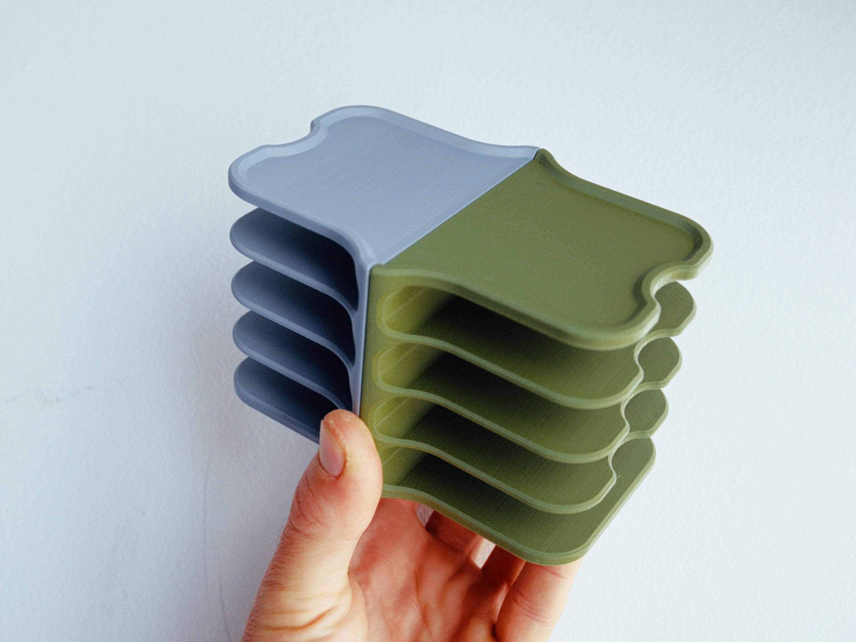 Universal & Compact Vertical SSD Holder for Up to 8 Solid State Drives